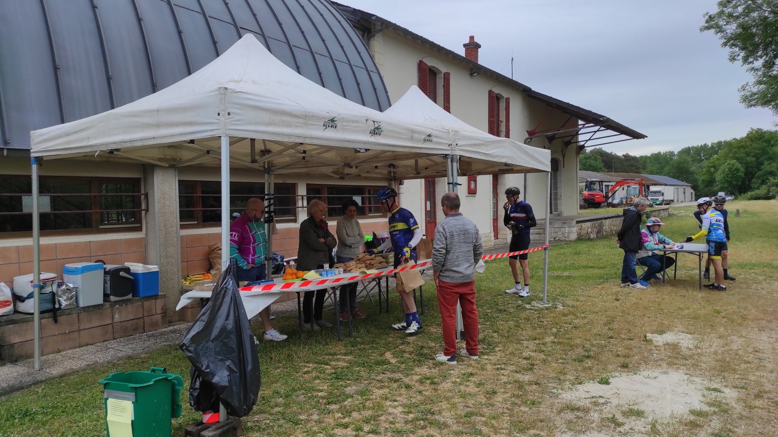 Le contrôle-ravitaillement de St Hilaire pendant le Tour de l'Essonne 2025